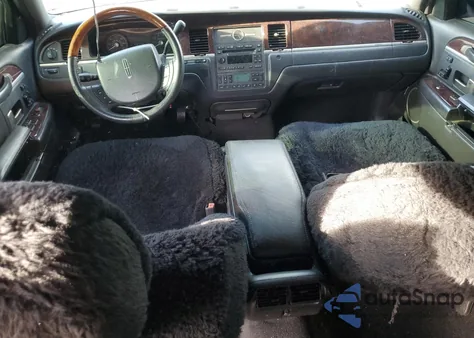 2008 Lincoln Town Car Signature Long Wheelbase z USA, uszkodzony, nr VIN 2LNHM85W68X634537